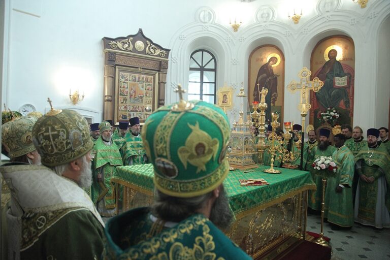 В день празднования перенесения мощей святого праведного Симеона Верхотурского Преосвященные архипастыри совершили Божественную литургию в Крестовоздвиженском соборе Верхотурья