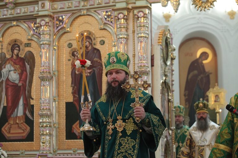 В день празднования перенесения мощей святого праведного Симеона Верхотурского Преосвященные архипастыри совершили Божественную литургию в Крестовоздвиженском соборе Верхотурья