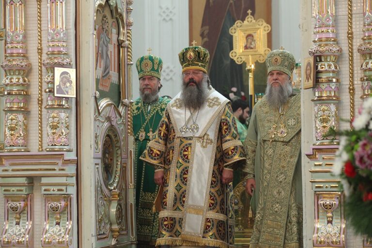 В день празднования перенесения мощей святого праведного Симеона Верхотурского Преосвященные архипастыри совершили Божественную литургию в Крестовоздвиженском соборе Верхотурья