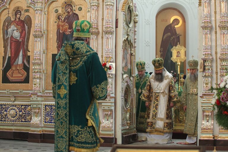 В день празднования перенесения мощей святого праведного Симеона Верхотурского Преосвященные архипастыри совершили Божественную литургию в Крестовоздвиженском соборе Верхотурья