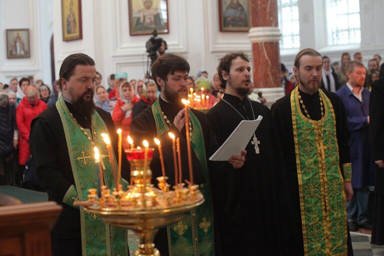 В день празднования перенесения мощей святого праведного Симеона Верхотурского Преосвященные архипастыри совершили Божественную литургию в Крестовоздвиженском соборе Верхотурья