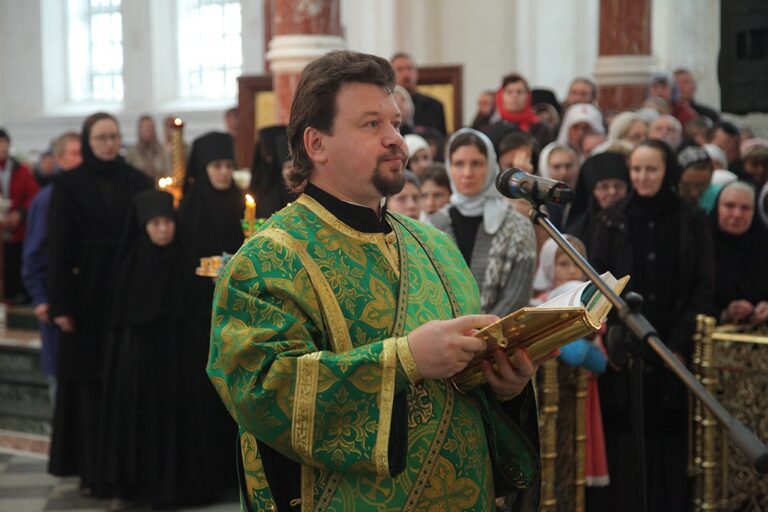 В день празднования перенесения мощей святого праведного Симеона Верхотурского Преосвященные архипастыри совершили Божественную литургию в Крестовоздвиженском соборе Верхотурья