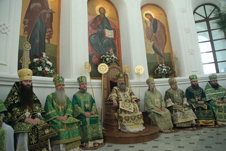 В день празднования перенесения мощей святого праведного Симеона Верхотурского Преосвященные архипастыри совершили Божественную литургию в Крестовоздвиженском соборе Верхотурья