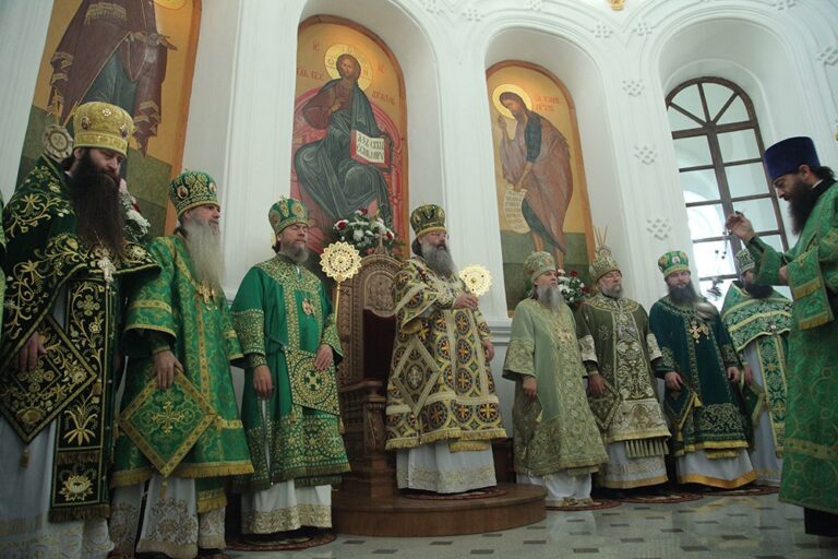 В день празднования перенесения мощей святого праведного Симеона Верхотурского Преосвященные архипастыри совершили Божественную литургию в Крестовоздвиженском соборе Верхотурья