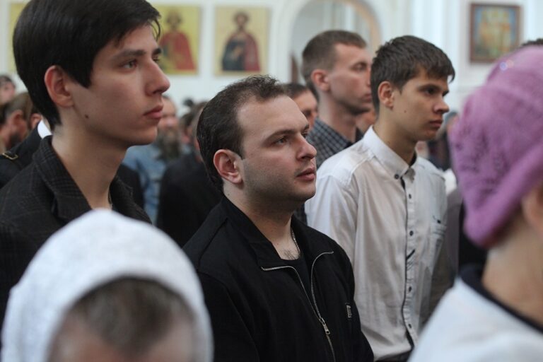 В день празднования перенесения мощей святого праведного Симеона Верхотурского Преосвященные архипастыри совершили Божественную литургию в Крестовоздвиженском соборе Верхотурья