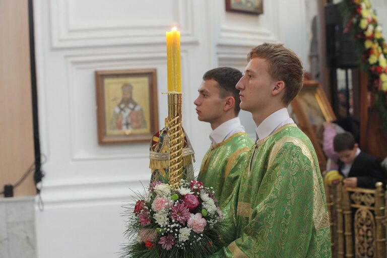 В день празднования перенесения мощей святого праведного Симеона Верхотурского Преосвященные архипастыри совершили Божественную литургию в Крестовоздвиженском соборе Верхотурья