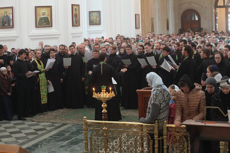 В день празднования перенесения мощей святого праведного Симеона Верхотурского Преосвященные архипастыри совершили Божественную литургию в Крестовоздвиженском соборе Верхотурья