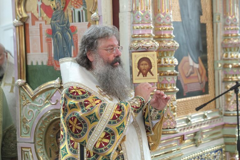 В день празднования перенесения мощей святого праведного Симеона Верхотурского Преосвященные архипастыри совершили Божественную литургию в Крестовоздвиженском соборе Верхотурья