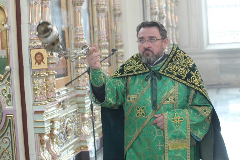 В день празднования перенесения мощей святого праведного Симеона Верхотурского Преосвященные архипастыри совершили Божественную литургию в Крестовоздвиженском соборе Верхотурья