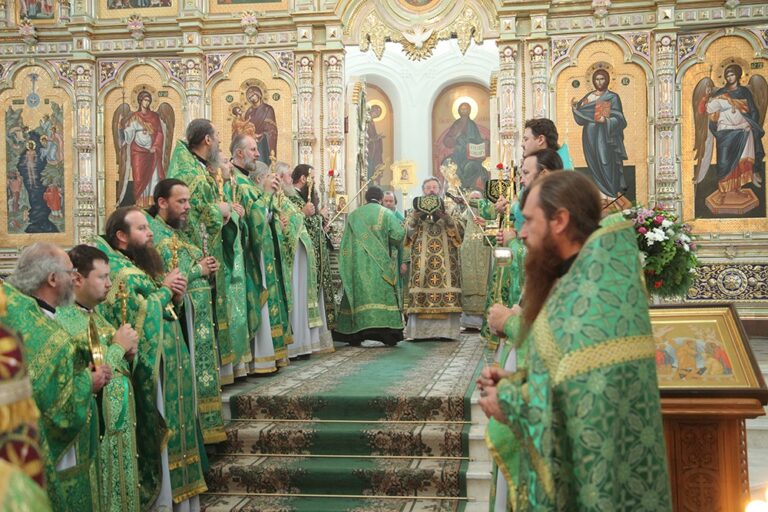 В день празднования перенесения мощей святого праведного Симеона Верхотурского Преосвященные архипастыри совершили Божественную литургию в Крестовоздвиженском соборе Верхотурья