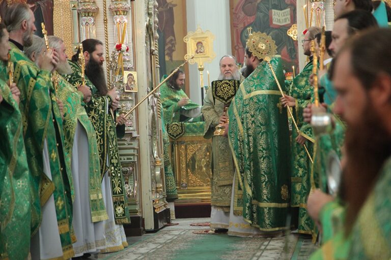В день празднования перенесения мощей святого праведного Симеона Верхотурского Преосвященные архипастыри совершили Божественную литургию в Крестовоздвиженском соборе Верхотурья