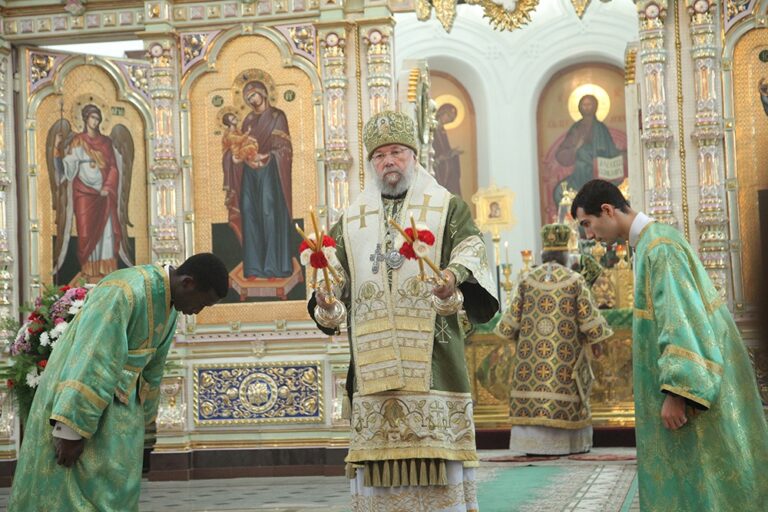 В день празднования перенесения мощей святого праведного Симеона Верхотурского Преосвященные архипастыри совершили Божественную литургию в Крестовоздвиженском соборе Верхотурья