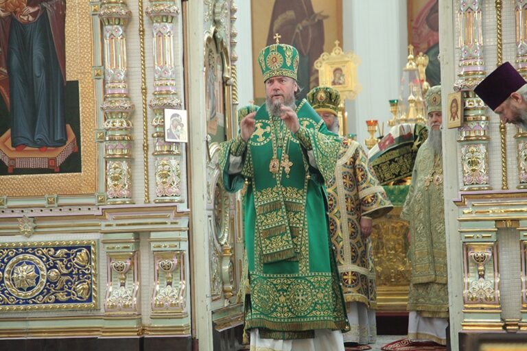 В день празднования перенесения мощей святого праведного Симеона Верхотурского Преосвященные архипастыри совершили Божественную литургию в Крестовоздвиженском соборе Верхотурья