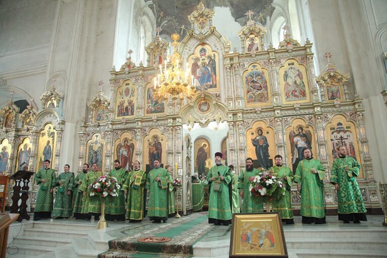 В день празднования перенесения мощей святого праведного Симеона Верхотурского Преосвященные архипастыри совершили Божественную литургию в Крестовоздвиженском соборе Верхотурья