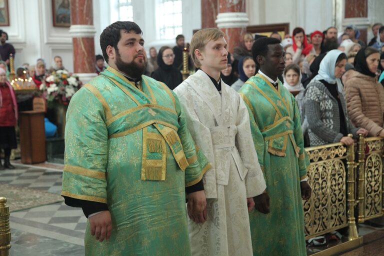 В день празднования перенесения мощей святого праведного Симеона Верхотурского Преосвященные архипастыри совершили Божественную литургию в Крестовоздвиженском соборе Верхотурья