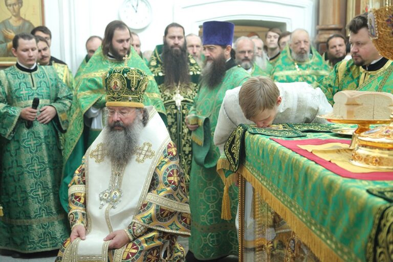 В день празднования перенесения мощей святого праведного Симеона Верхотурского Преосвященные архипастыри совершили Божественную литургию в Крестовоздвиженском соборе Верхотурья