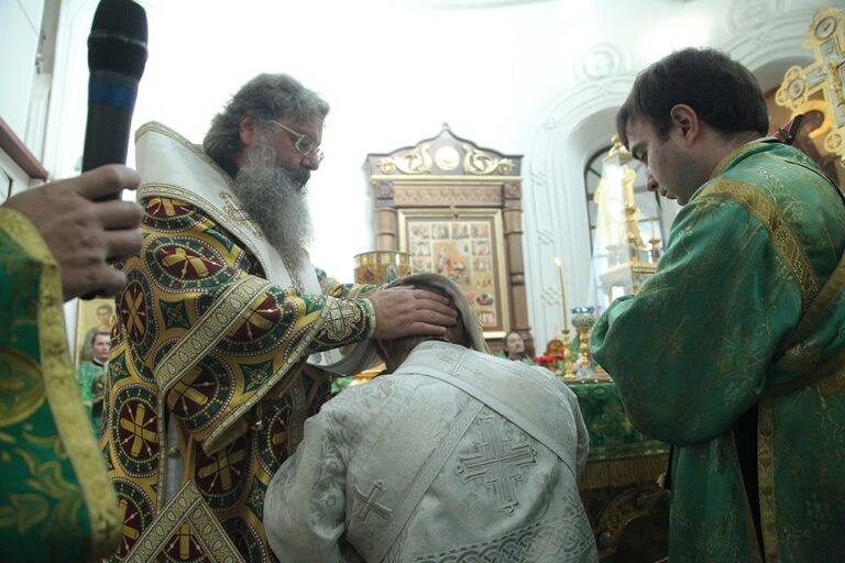 В день празднования перенесения мощей святого праведного Симеона Верхотурского Преосвященные архипастыри совершили Божественную литургию в Крестовоздвиженском соборе Верхотурья