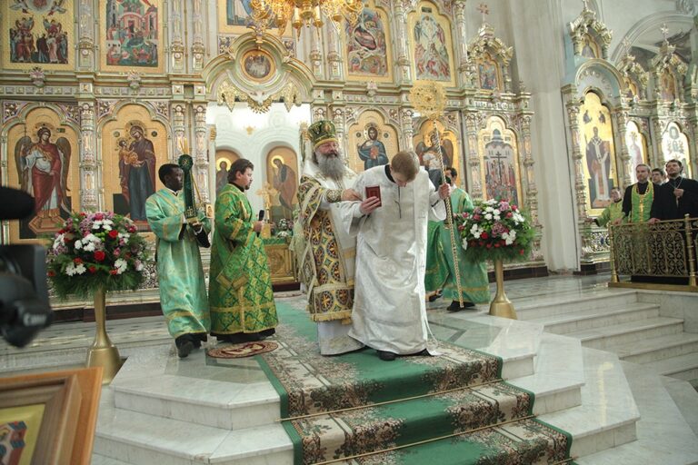 В день празднования перенесения мощей святого праведного Симеона Верхотурского Преосвященные архипастыри совершили Божественную литургию в Крестовоздвиженском соборе Верхотурья