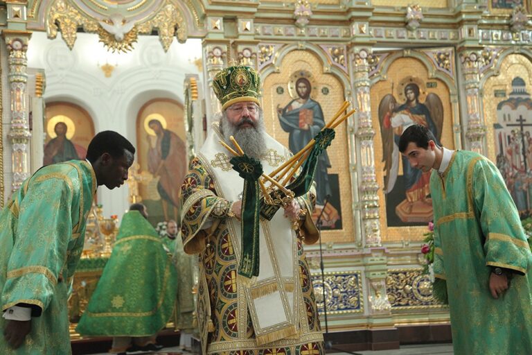В день празднования перенесения мощей святого праведного Симеона Верхотурского Преосвященные архипастыри совершили Божественную литургию в Крестовоздвиженском соборе Верхотурья