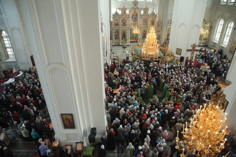 В день празднования перенесения мощей святого праведного Симеона Верхотурского Преосвященные архипастыри совершили Божественную литургию в Крестовоздвиженском соборе Верхотурья