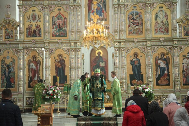 В день празднования перенесения мощей святого праведного Симеона Верхотурского Преосвященные архипастыри совершили Божественную литургию в Крестовоздвиженском соборе Верхотурья