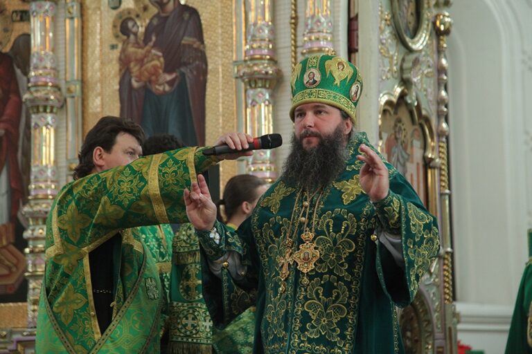 В день празднования перенесения мощей святого праведного Симеона Верхотурского Преосвященные архипастыри совершили Божественную литургию в Крестовоздвиженском соборе Верхотурья