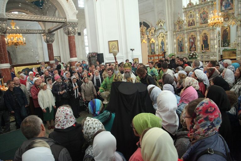 В день празднования перенесения мощей святого праведного Симеона Верхотурского Преосвященные архипастыри совершили Божественную литургию в Крестовоздвиженском соборе Верхотурья