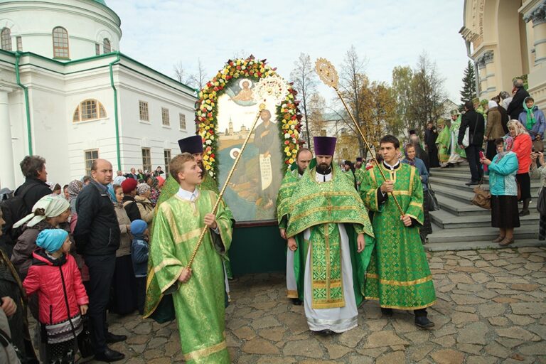 В день празднования перенесения мощей святого праведного Симеона Верхотурского Преосвященные архипастыри совершили Божественную литургию в Крестовоздвиженском соборе Верхотурья
