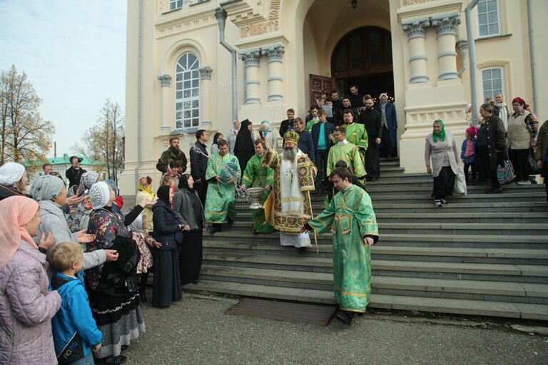В день празднования перенесения мощей святого праведного Симеона Верхотурского Преосвященные архипастыри совершили Божественную литургию в Крестовоздвиженском соборе Верхотурья