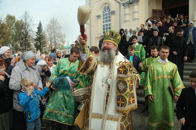 В день празднования перенесения мощей святого праведного Симеона Верхотурского Преосвященные архипастыри совершили Божественную литургию в Крестовоздвиженском соборе Верхотурья