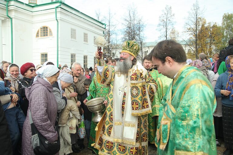 В день празднования перенесения мощей святого праведного Симеона Верхотурского Преосвященные архипастыри совершили Божественную литургию в Крестовоздвиженском соборе Верхотурья