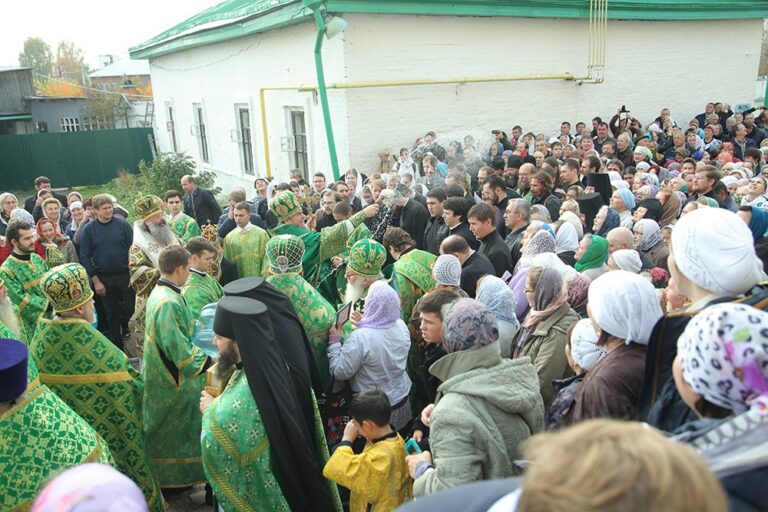 В день празднования перенесения мощей святого праведного Симеона Верхотурского Преосвященные архипастыри совершили Божественную литургию в Крестовоздвиженском соборе Верхотурья
