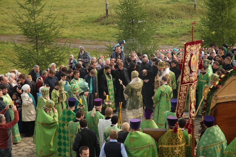 В день празднования перенесения мощей святого праведного Симеона Верхотурского Преосвященные архипастыри совершили Божественную литургию в Крестовоздвиженском соборе Верхотурья