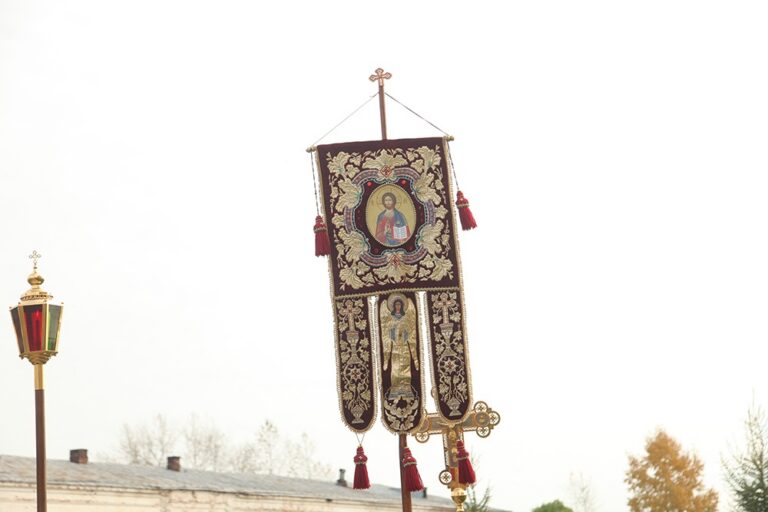 В день празднования перенесения мощей святого праведного Симеона Верхотурского Преосвященные архипастыри совершили Божественную литургию в Крестовоздвиженском соборе Верхотурья