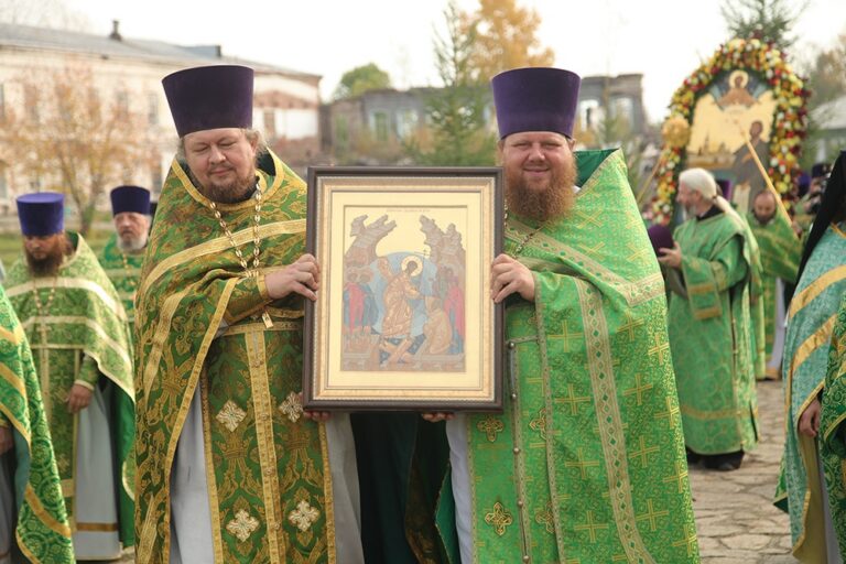 В день празднования перенесения мощей святого праведного Симеона Верхотурского Преосвященные архипастыри совершили Божественную литургию в Крестовоздвиженском соборе Верхотурья