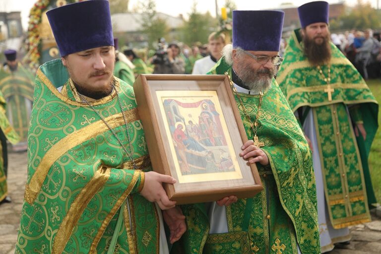 В день празднования перенесения мощей святого праведного Симеона Верхотурского Преосвященные архипастыри совершили Божественную литургию в Крестовоздвиженском соборе Верхотурья