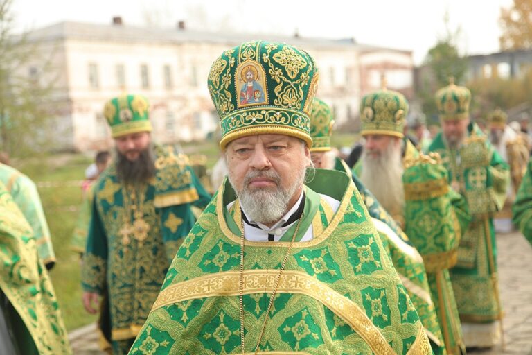 В день празднования перенесения мощей святого праведного Симеона Верхотурского Преосвященные архипастыри совершили Божественную литургию в Крестовоздвиженском соборе Верхотурья