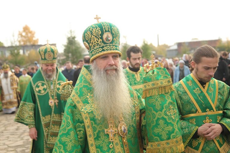 В день празднования перенесения мощей святого праведного Симеона Верхотурского Преосвященные архипастыри совершили Божественную литургию в Крестовоздвиженском соборе Верхотурья