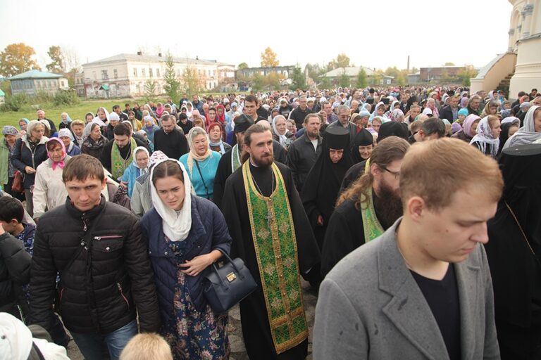 В день празднования перенесения мощей святого праведного Симеона Верхотурского Преосвященные архипастыри совершили Божественную литургию в Крестовоздвиженском соборе Верхотурья