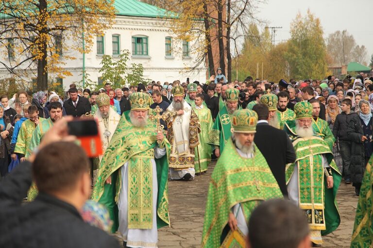 В день празднования перенесения мощей святого праведного Симеона Верхотурского Преосвященные архипастыри совершили Божественную литургию в Крестовоздвиженском соборе Верхотурья