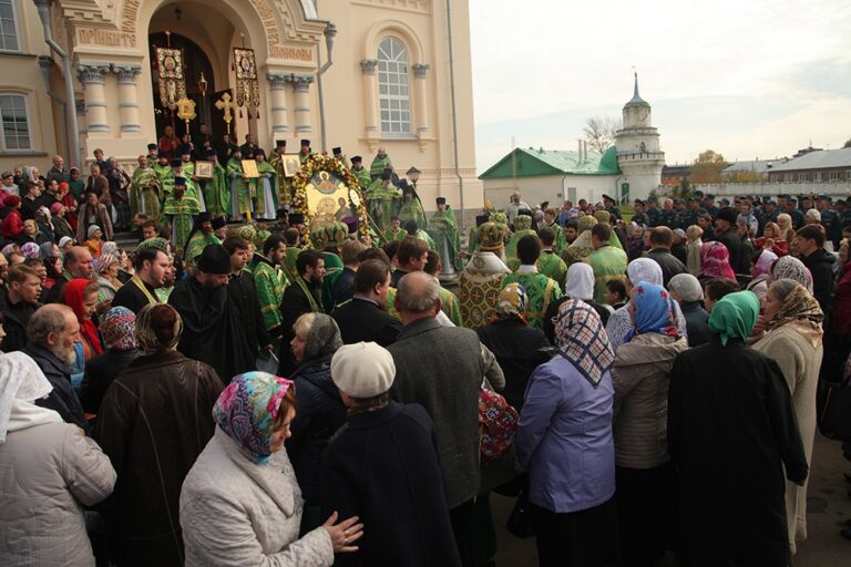 В день празднования перенесения мощей святого праведного Симеона Верхотурского Преосвященные архипастыри совершили Божественную литургию в Крестовоздвиженском соборе Верхотурья