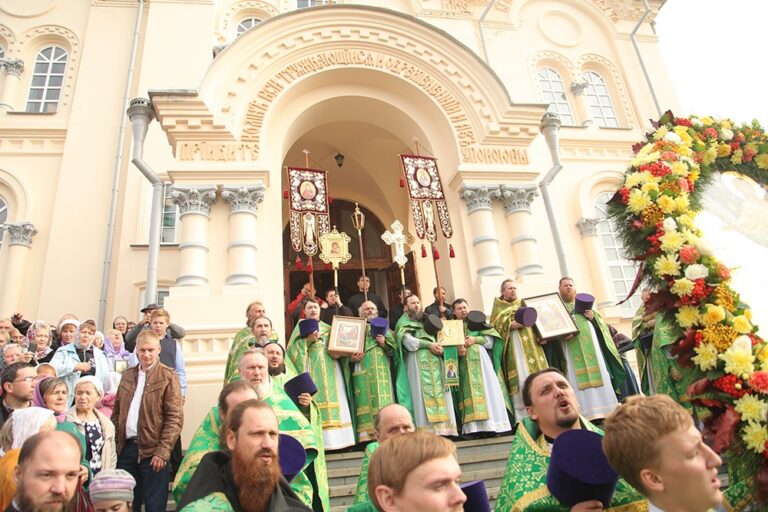 В день празднования перенесения мощей святого праведного Симеона Верхотурского Преосвященные архипастыри совершили Божественную литургию в Крестовоздвиженском соборе Верхотурья