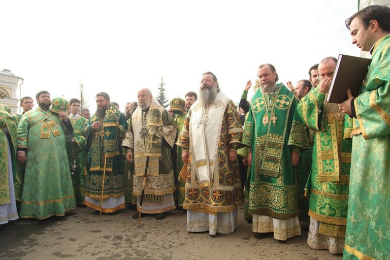 В день празднования перенесения мощей святого праведного Симеона Верхотурского Преосвященные архипастыри совершили Божественную литургию в Крестовоздвиженском соборе Верхотурья