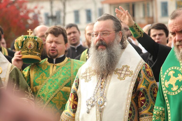В день празднования перенесения мощей святого праведного Симеона Верхотурского Преосвященные архипастыри совершили Божественную литургию в Крестовоздвиженском соборе Верхотурья