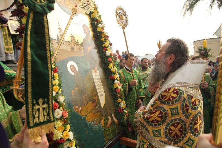 В день празднования перенесения мощей святого праведного Симеона Верхотурского Преосвященные архипастыри совершили Божественную литургию в Крестовоздвиженском соборе Верхотурья