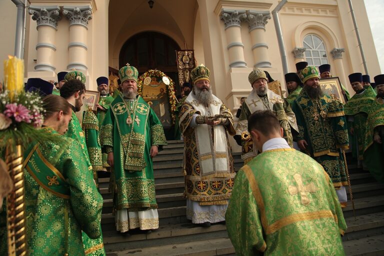 В день празднования перенесения мощей святого праведного Симеона Верхотурского Преосвященные архипастыри совершили Божественную литургию в Крестовоздвиженском соборе Верхотурья