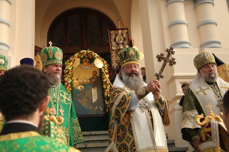 В день празднования перенесения мощей святого праведного Симеона Верхотурского Преосвященные архипастыри совершили Божественную литургию в Крестовоздвиженском соборе Верхотурья