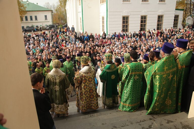 В день празднования перенесения мощей святого праведного Симеона Верхотурского Преосвященные архипастыри совершили Божественную литургию в Крестовоздвиженском соборе Верхотурья