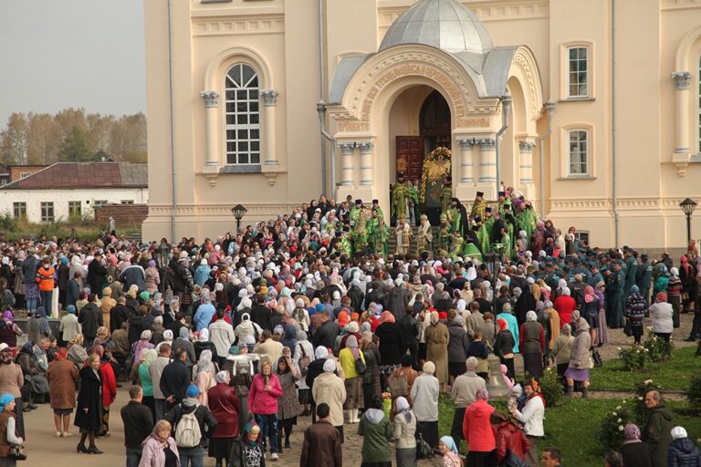 В день празднования перенесения мощей святого праведного Симеона Верхотурского Преосвященные архипастыри совершили Божественную литургию в Крестовоздвиженском соборе Верхотурья