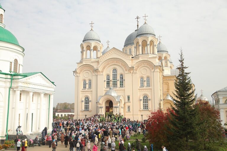 В день празднования перенесения мощей святого праведного Симеона Верхотурского Преосвященные архипастыри совершили Божественную литургию в Крестовоздвиженском соборе Верхотурья
